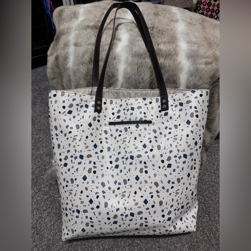 Thirty-One Around Town Tote in the Terrazzo Pebble pattern - Picture 2 of 5